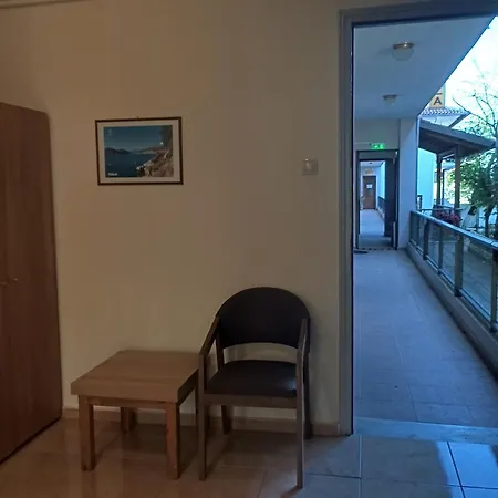 Hotel Izeλa 2*